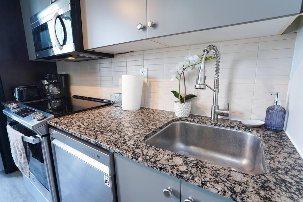 1504 Brand New Best Location 1Br Den With Amazing View 多伦多 外观 照片